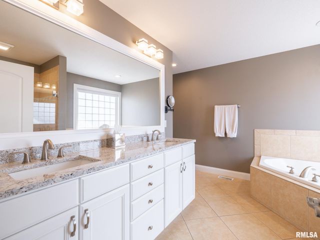 5807 W IVYBRIDGE Place, Peoria, IL 61615