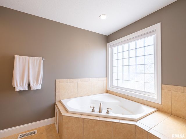 5807 W IVYBRIDGE Place, Peoria, IL 61615