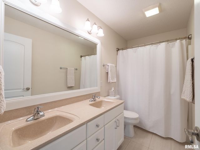 5807 W IVYBRIDGE Place, Peoria, IL 61615