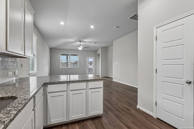 4902 Drovers Path, St Hedwig, TX 78152