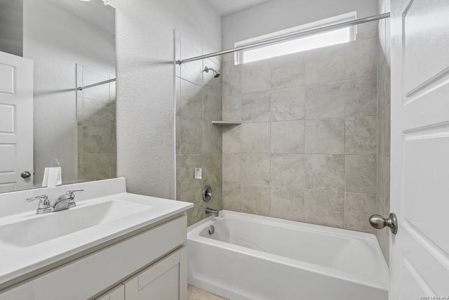 4902 Drovers Path, St Hedwig, TX 78152