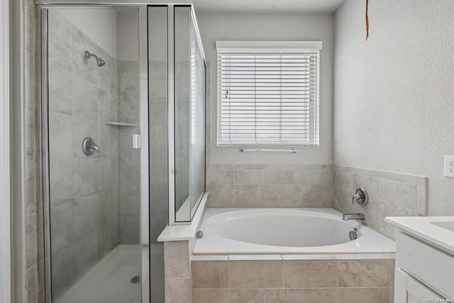 4902 Drovers Path, St Hedwig, TX 78152
