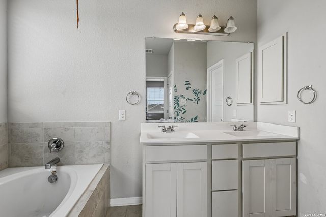 4902 Drovers Path, St Hedwig, TX 78152