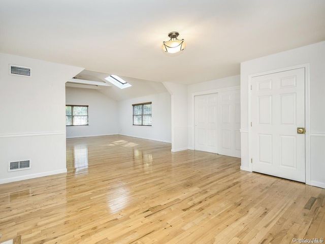 3 Ale Court, Centerport, NY 11721