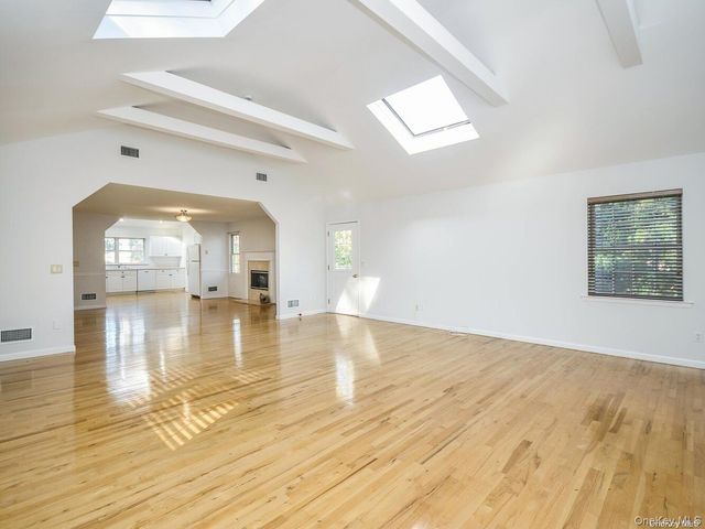 3 Ale Court, Centerport, NY 11721