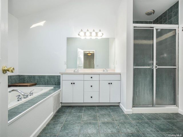 3 Ale Court, Centerport, NY 11721