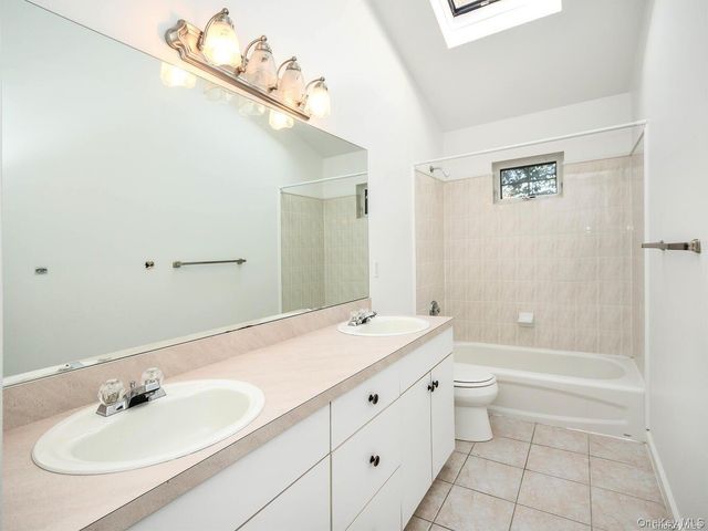 3 Ale Court, Centerport, NY 11721