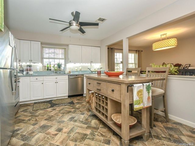 3 Ale Court, Centerport, NY 11721