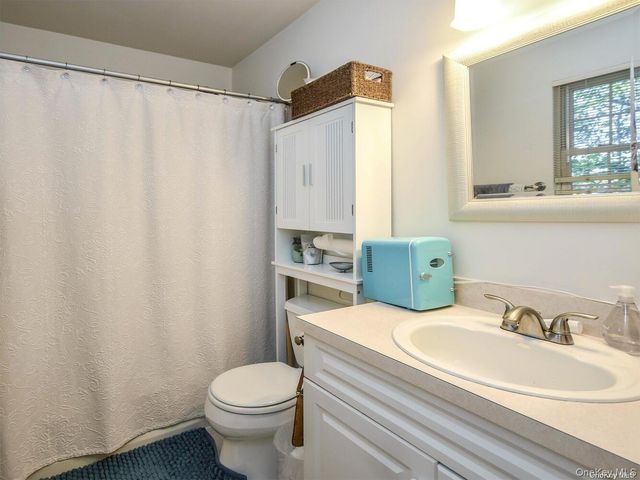 3 Ale Court, Centerport, NY 11721