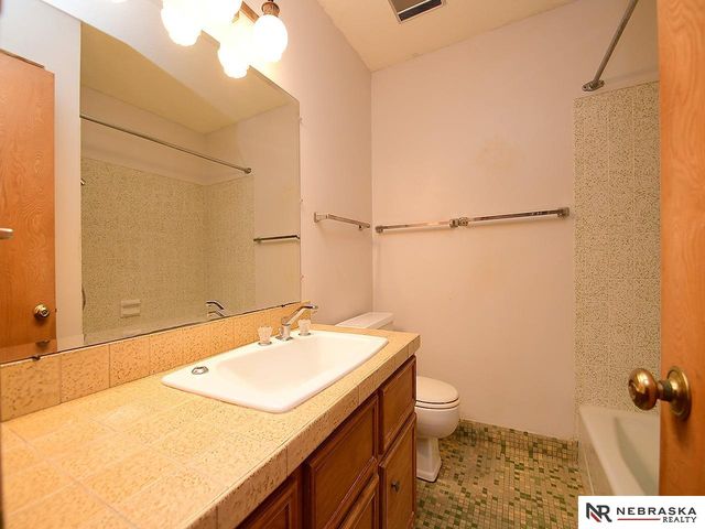 6006 S 25th Street, Lincoln, NE 68512