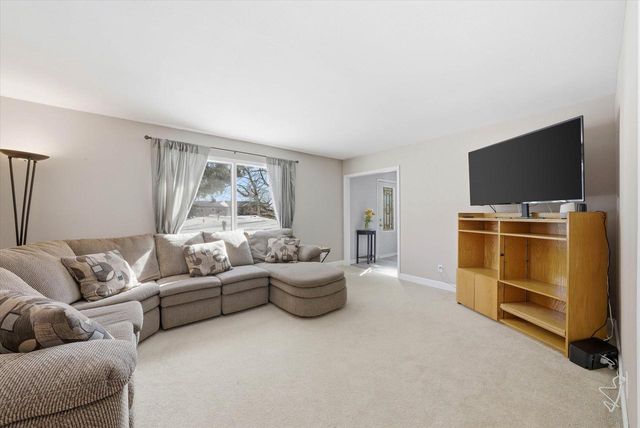 15429 W Mayflower COURT, New Berlin, WI 53151