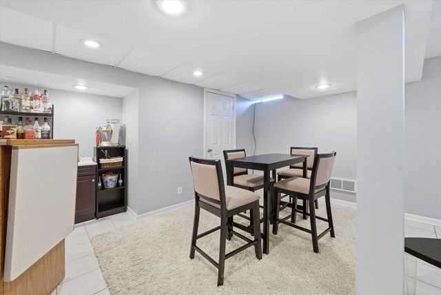 15429 W Mayflower COURT, New Berlin, WI 53151