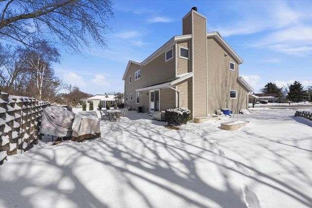 15429 W Mayflower COURT, New Berlin, WI 53151