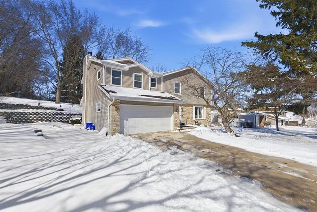 15429 W Mayflower COURT, New Berlin, WI 53151