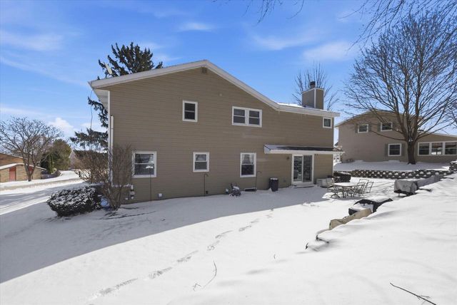 15429 W Mayflower COURT, New Berlin, WI 53151