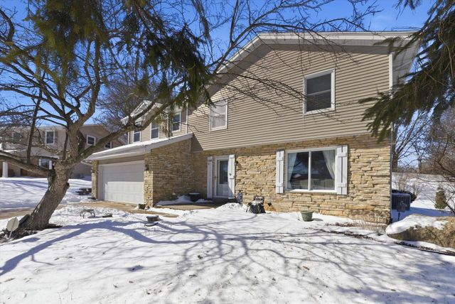 15429 W Mayflower COURT, New Berlin, WI 53151