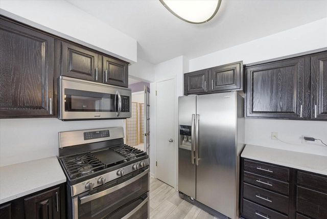 15429 W Mayflower COURT, New Berlin, WI 53151