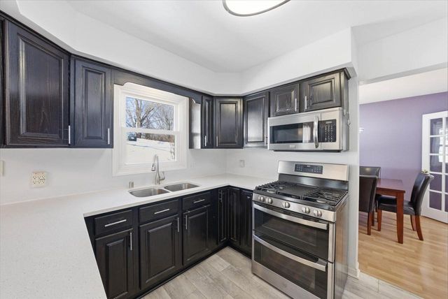 15429 W Mayflower COURT, New Berlin, WI 53151