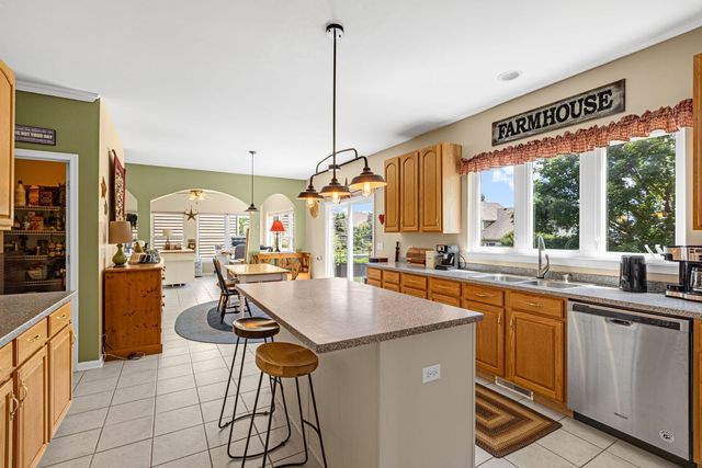 4 Sherwood Court, Lake In The Hills, IL 60156