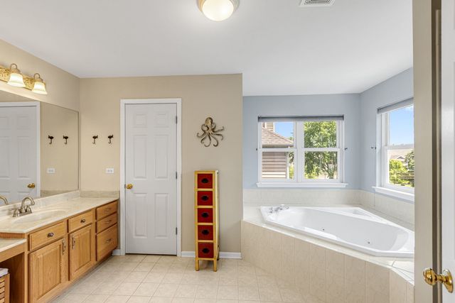 4 Sherwood Court, Lake In The Hills, IL 60156