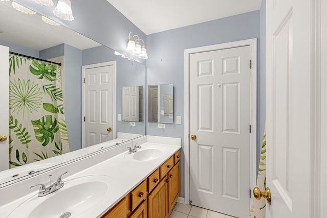 4 Sherwood Court, Lake In The Hills, IL 60156