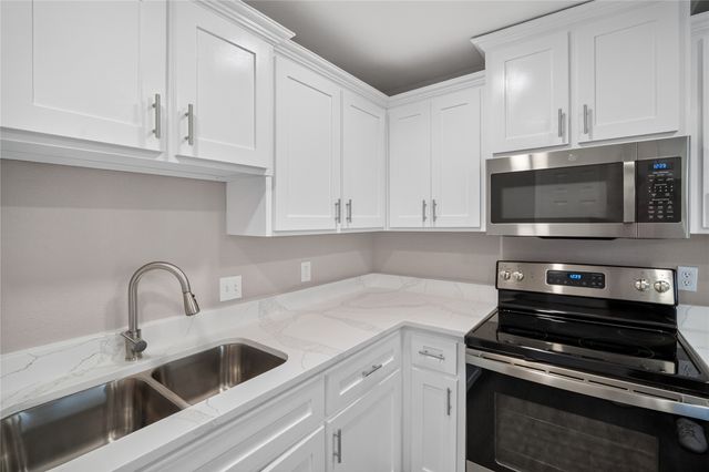 307 N Robinson Street, Cleburne, TX 76031