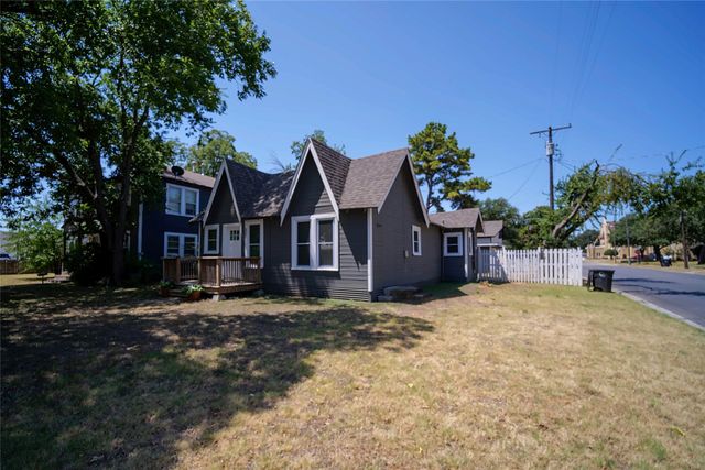307 N Robinson Street, Cleburne, TX 76031
