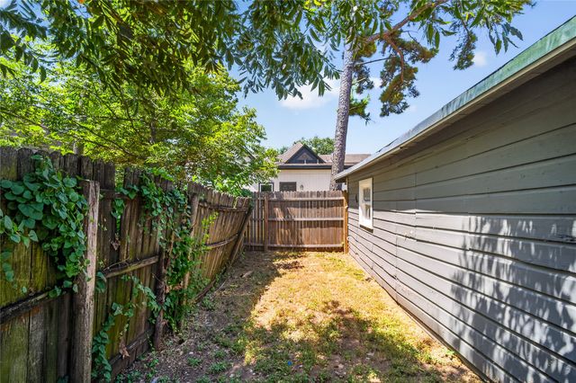 307 N Robinson Street, Cleburne, TX 76031