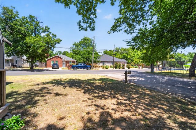 307 N Robinson Street, Cleburne, TX 76031