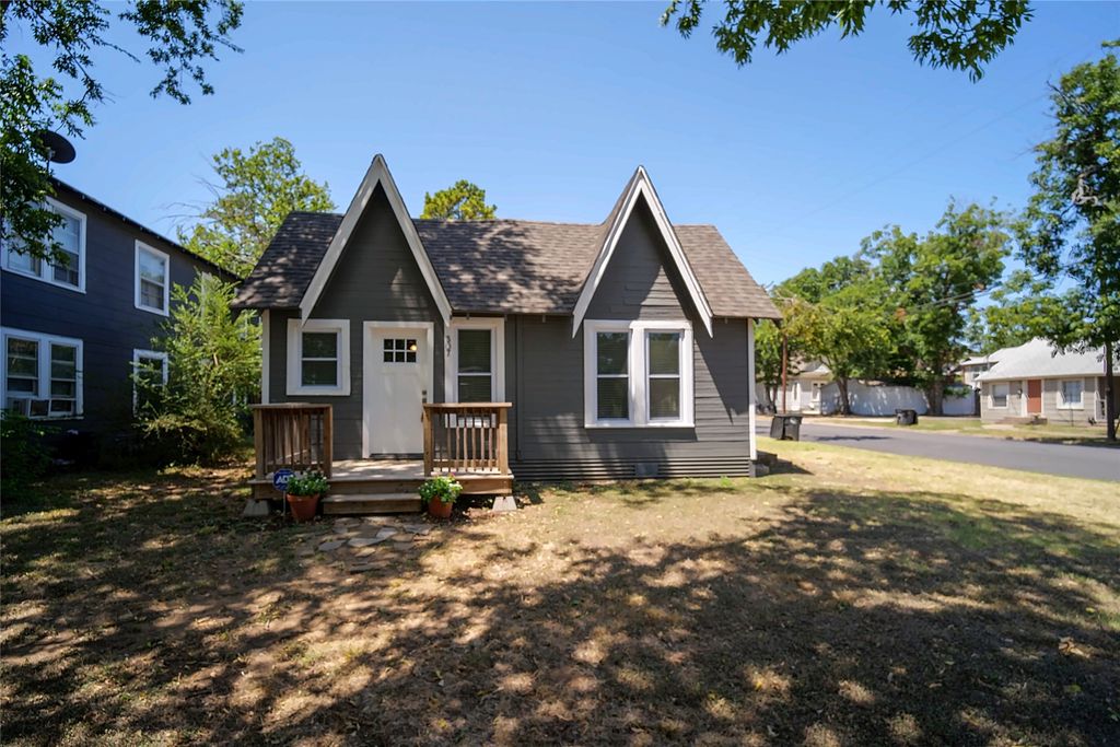 307 N Robinson Street, Cleburne, TX 76031