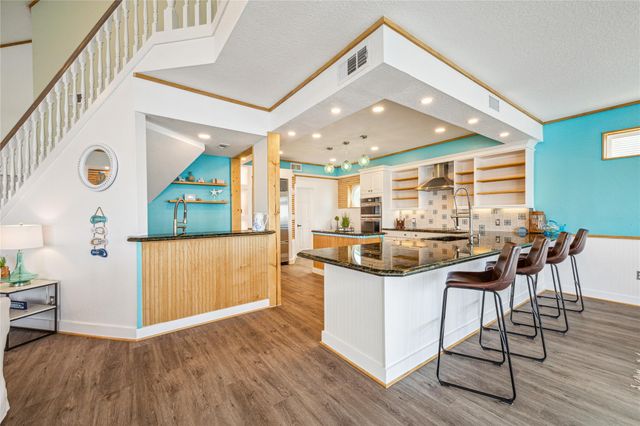 1322 Outrigger, Tiki Island, TX 77554