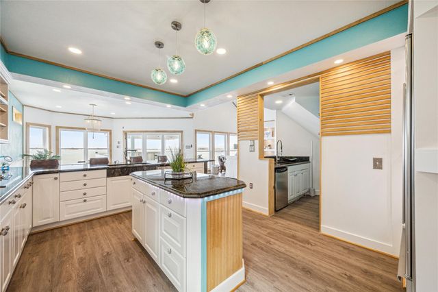 1322 Outrigger, Tiki Island, TX 77554