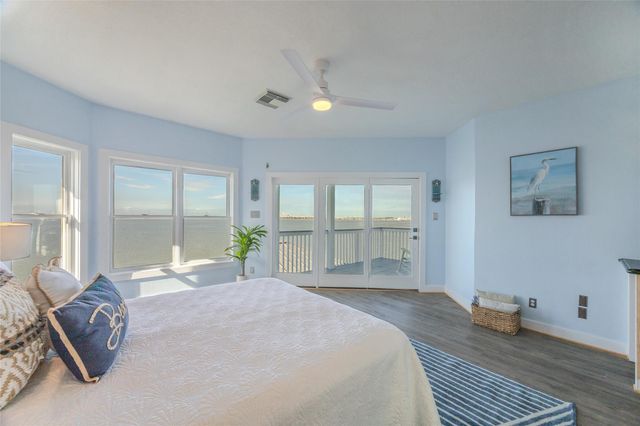 1322 Outrigger, Tiki Island, TX 77554