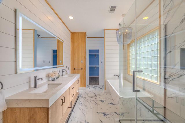 1322 Outrigger, Tiki Island, TX 77554