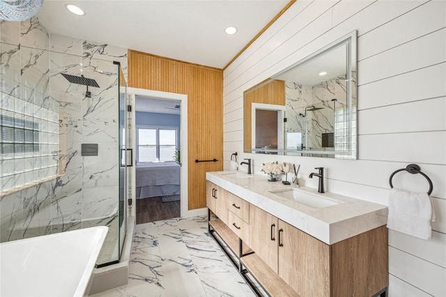 1322 Outrigger, Tiki Island, TX 77554