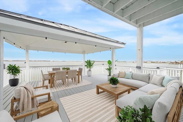 1322 Outrigger, Tiki Island, TX 77554
