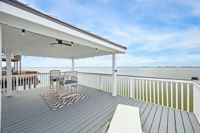 1322 Outrigger, Tiki Island, TX 77554