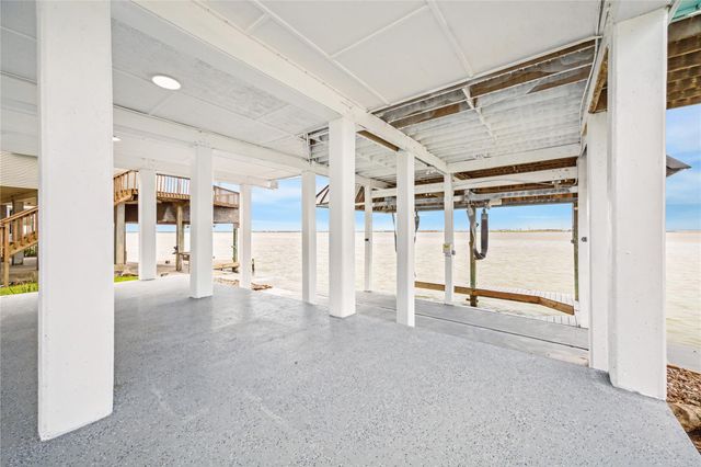 1322 Outrigger, Tiki Island, TX 77554