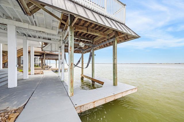 1322 Outrigger, Tiki Island, TX 77554