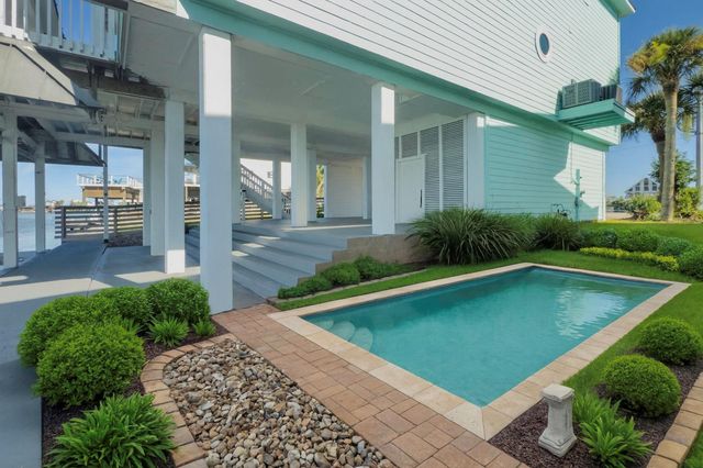 1322 Outrigger, Tiki Island, TX 77554