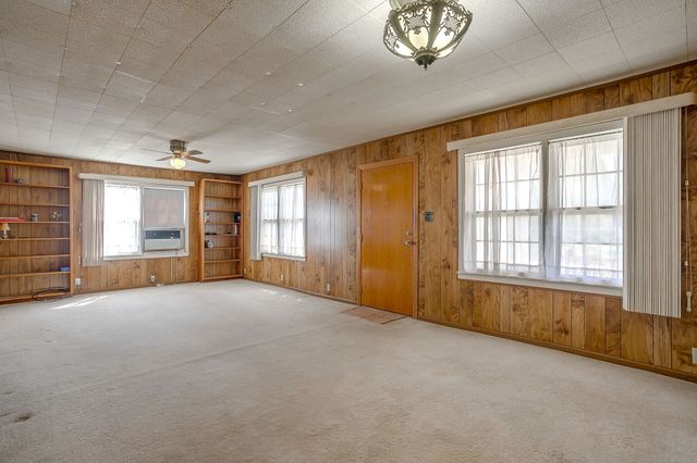 422 N 3rd Street, Jacksboro, TX 76458