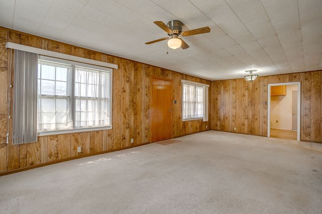 422 N 3rd Street, Jacksboro, TX 76458