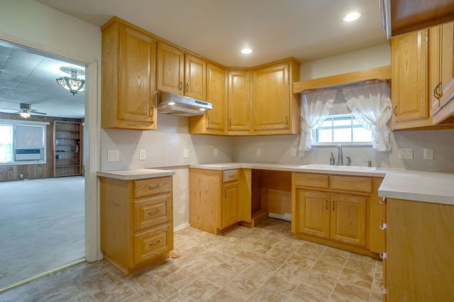 422 N 3rd Street, Jacksboro, TX 76458