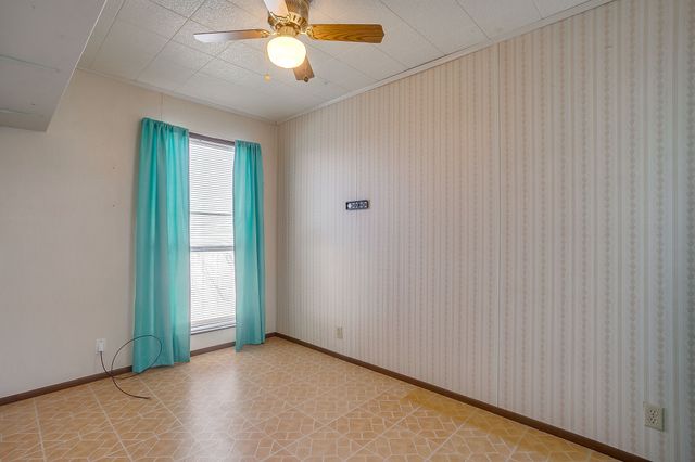 422 N 3rd Street, Jacksboro, TX 76458