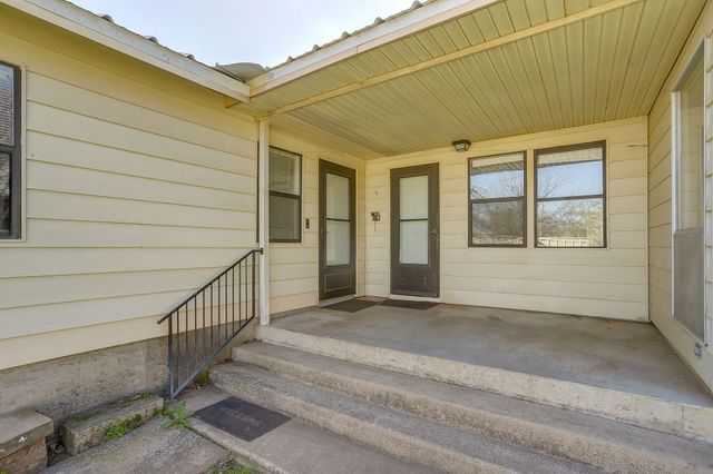 422 N 3rd Street, Jacksboro, TX 76458