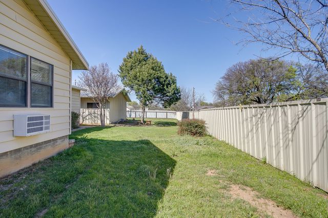 422 N 3rd Street, Jacksboro, TX 76458