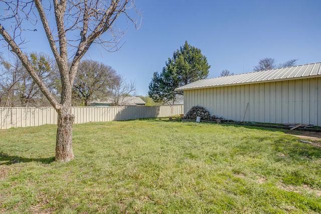 422 N 3rd Street, Jacksboro, TX 76458