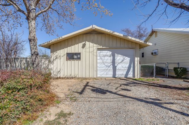 422 N 3rd Street, Jacksboro, TX 76458