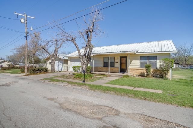 422 N 3rd Street, Jacksboro, TX 76458