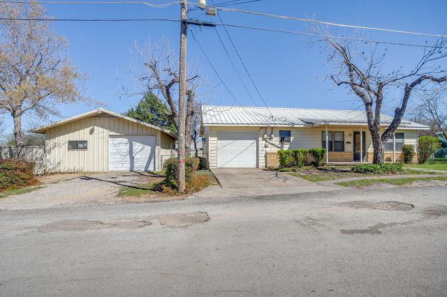 422 N 3rd Street, Jacksboro, TX 76458